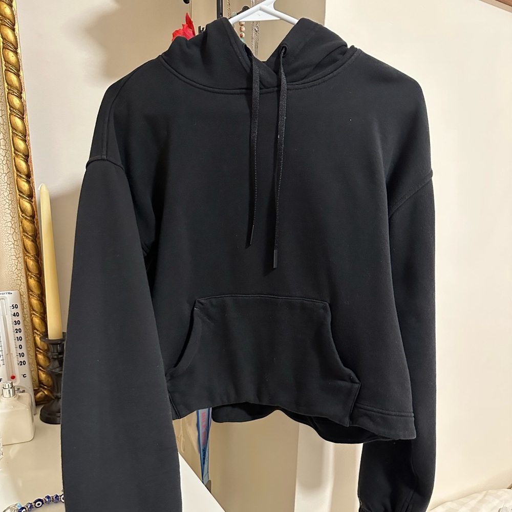 Black cropped Lululemon sweater size 6